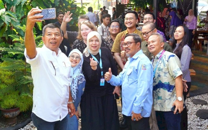 SWAFOTO. Bupati Bulukumba, Andi Muchtar Ali Yusuf, swafoto bersama tim dari Kementerian Kesehatan dan USAID-Momentum saat mengunjungi Puskesmas Bontobangun, Kabupaten Bulukumba. foto: istimewa