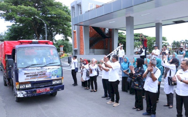 PELAPASAN. Bupati Bulukumba, Andi Muchtar Ali Yusuf, melepas bantuan untuk korban bencana di Kabupaten Wajo dan Kabupaten Luwu di Lapangan Pemuda Bulukumba, Rabu (8/5/2024). foto: istimewa