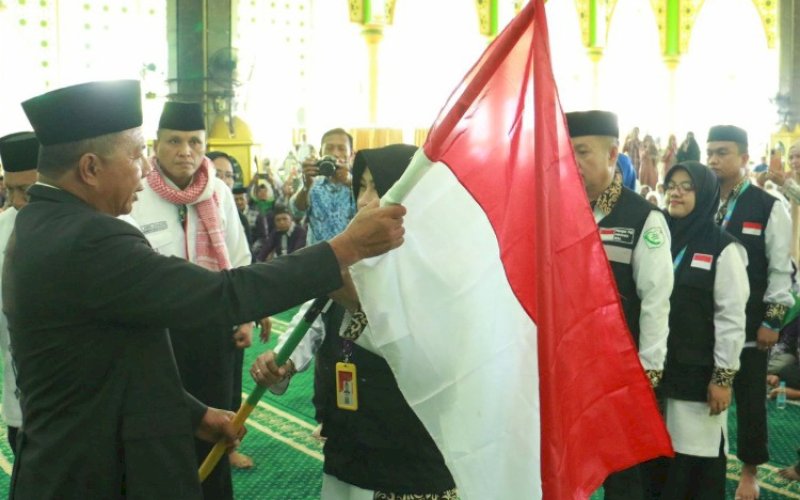 PELEPASAN. Bupati Bulukumba, Andi Muchtar Ali Yusuf, melepas secara resmi rombongan Calon Jemaah Haji (CJH) Bulukumba yang tergabung dalam Kelompok Terbang (Kloter) 17 Embarkasi Makassar di Masjid Islamic Center Dato Tiro Bulukumba, Senin (20/5/2024). foto: istimewa