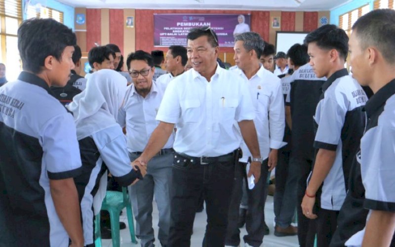 MENYAPA. Bupati Bulukumba, Andi Muchtar Ali Yusuf, menyapa peserta pelatihan berbasis kompetensi angkatan pertama 2024 yang dilaksanakan UPT-Balai Latihan Kerja Bulukumba di Aula Balai Latihan Kerja Bulukumba, Rabu (15/5/2024). foto: istimewa