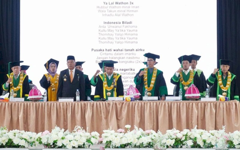 WISUDA. Bupati Bulukumba, Andi Muchtar Ali Yusuf (kedua kiri), menghadiri Wisuda Sarjana Angkatan ke-33 STAI Al-Gazali Bulukumba di Gedung Bersama Bulukumba, Senin (20/5/2024). foto: istimewa