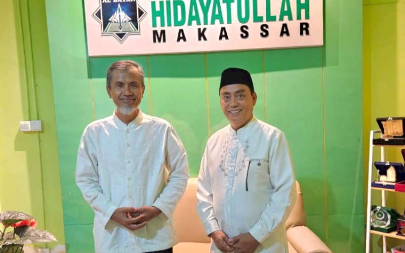 SILATURAHMI. Bakal calon Wali Kota Makassar Abd Rahman Bando menemui Ketua Dewan Pembina Yayasan Al Bayan Abdul Aziz Qahhar Mudzakkar di Pondok Pesantren Al Bayan Hidayatullah Makassar, Sabtu (11/5/2024) malam. foto: istimewa