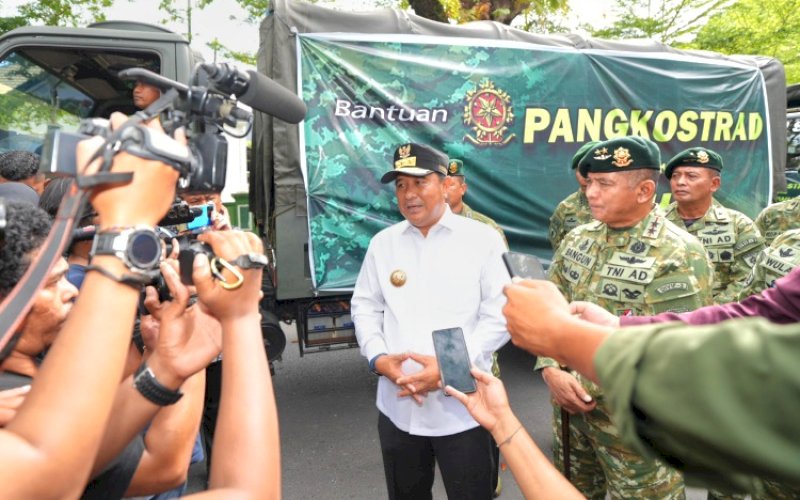 PELEPASAN.Pj Gubernur Sulsel Bahtiar Baharuddin bersama Panglima Divisi 3 Kostrad Mayjen TNI Bangun Nawoko melepas bantuan untuk korban banjir di Kabupaten Luwu yang berasal dari Pangkostrad di Jl Sungai Tangka, Kota Makassar, Kamis (16/5/2024). foto: istimewa