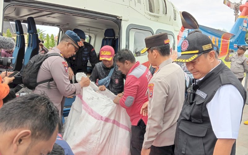 BANTUAN. Pj Gubernur Sulsel, Bahtiar Baharuddin, hadir langsung pada penyaluran bantuan kepada korban terdampak banjir dan ranah longsor di Posko Induk Tanggap Bencana yang berlokasi di Lapangan Andi Djemma, Kota Belopa, Luwu, Minggu (5/5/2024). foto: istimewa