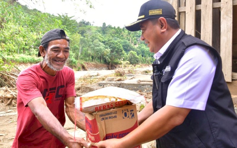 BANTUAN. Pj Gubernur Sulsel, Bahtiar Baharuddin, menyerahkan bantuan kepada warga terdampak bencana alam. foto: istimewa