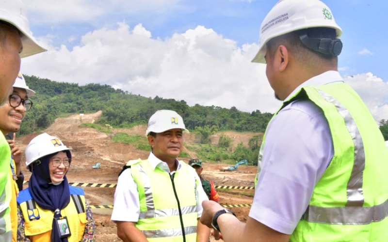 PENINJAUAN. Pj Gubernur Sulsel Bahtiar Baharuddin didampingi Bupati Gowa Adnan Purichta Ichsan meninjau langsung Proyek Strategis Nasional (PSN) Bendungan Jenelata, di Kabupaten Gowa, Rabu (15/5/2024). foto: istimewa
