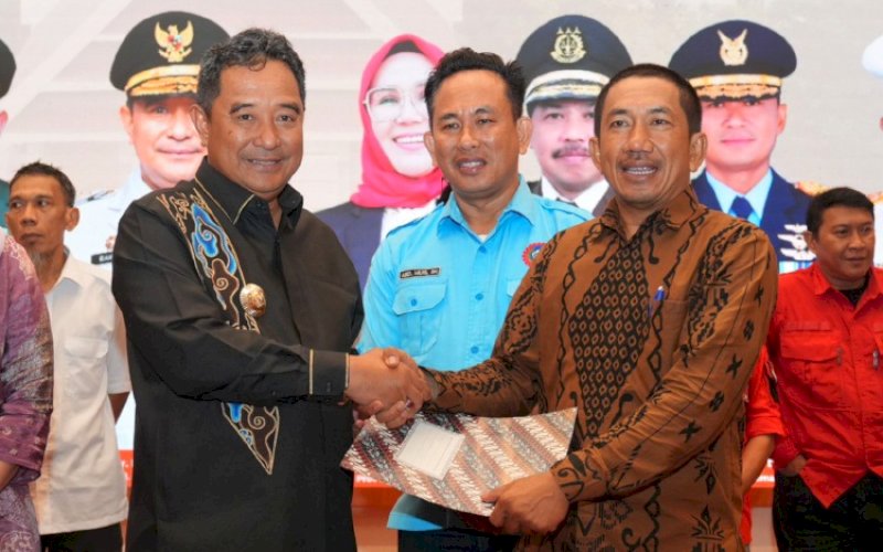 PERTEMUAN. Pj Gubernur Sulsel, Bahtiar Baharuddin, mengadakan pertemuan dengan pengurus Konfederasi dan Federasi Serikat Pekerja/Serikat Buruh se-Sulsel di Aula Tudang Sipulung, Rumah Jabatan Gubernur Sulsel, Selasa (30/4/2024). foto: istimewa