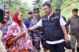 Tembus Titik Longsor Menuju Desa Kadundung, Pj Gubernur Sulsel Pastikan Ketersediaan Pangan Warga Korban Bencana