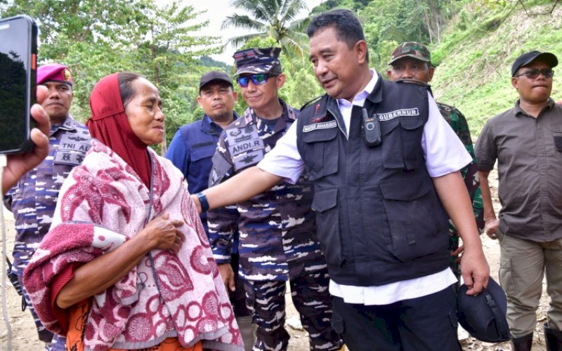 MENYAPA. Pj Gubernur Sulsel Bahtiar Baharuddin menyapa wara di tengah perjalanannya menuju Desa Kadundung, Kecamatan Latimojong, Kabupaten Luwu, Kamis (9/5/2024). foto: istimewa