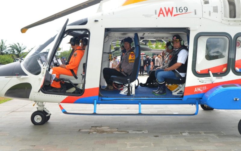 PEMANTAUAN UDARA. Pj Gubernur Sulsel Bahtiar Baharuddin bersama Kapolda Sulsel Andi Rian R Djajadi naik helikopter di Lapangan Andi Djemma, Kabupaten Luwu, saat melakukan pemantauan kondisi dampak banjir di Luwu, Sabtu (4/5/2024). foto: istimewa