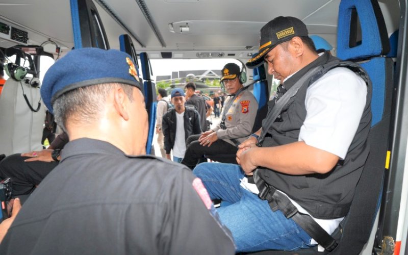 PEMANTAUAN. Pj Gubernur Sulsel Bahtiar Baharuddin bersama Kapolda Sulsel Andi Rian R Djajadi naik helikopter di Lapangan Andi Djemma, Kabupaten Luwu, saat melakukan pemantauan kondisi dampak banjir di Luwu, Sabtu (4/5/2024). foto: istimewa