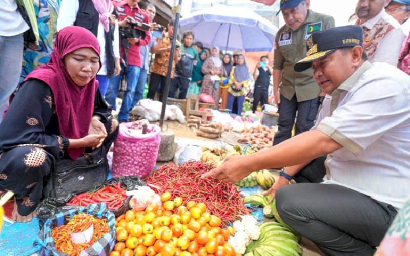 INTERAKSI. Pj Gubernur Sulbar, Bahtiar Baharuddin, berinteraksi dengan salah seorang padagang di Pasar Baru Polewali, Polman, Sulbar, Kamis (30/5/2024). foto: istimewa