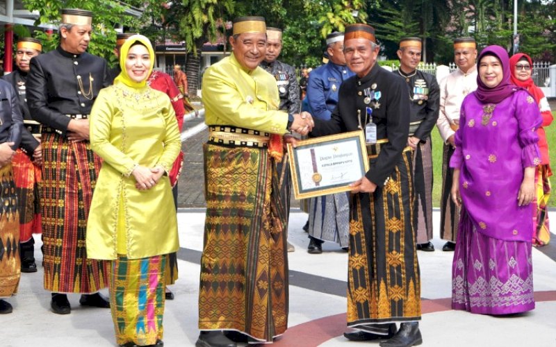 PENGHARGAAN. Pj Gubernur Sulsel, Bahtiar Baharuddin, memberikan penghargaan kepada sejumlah pihak pada peringatan Hari Pendidikan Nasional (Hardiknas) Tingkat Provinsi Sulsel, yang dipusatkan di Lapangan Upacara Kantor Gubernur Sulsel, Kamis (2/5/2024). foto: istimewa