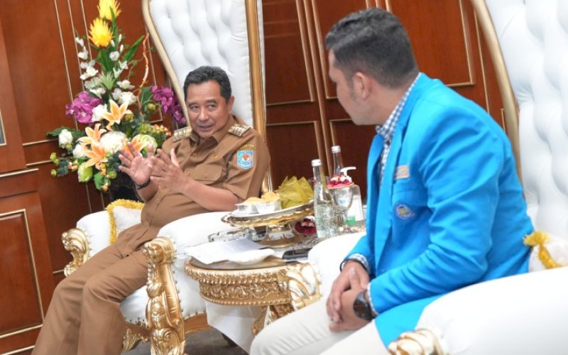AUDIENSI. Pj Gubernur Sulsel, Bahtiar Baharuddin, menerima kunjungan audiensi aktivis mahasiswa di ruang kerjanya, Rabu (15/5/2024). foto: istimewa