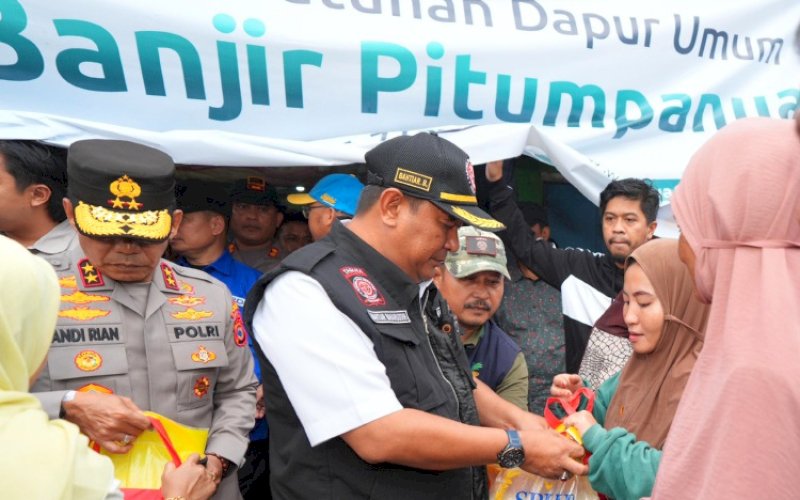 PEDULI. Pj Gubernur Sulsel Bahtiar Baharuddin bersama Kapolda Sulsel Andi Rian R Djajadi menyerahkan bantuan saat mengunjungi wilayah terdampak banjir di Kecamatan Pitumpanua, Kabupaten Wajo, Sabtu (4/5/2024). foto: istimewa