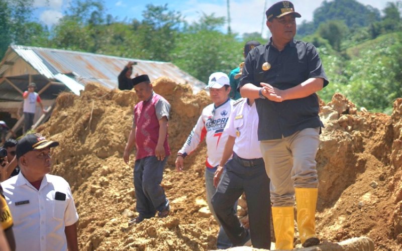 KUNJUNGAN. Pj Gubernur Sulbar, Bahtiar Baharuddin, meninjau longsor yang terjadi di Kabupaten Mamasa, Sulbar, Rabu (29/5/2024). foto: istimewa