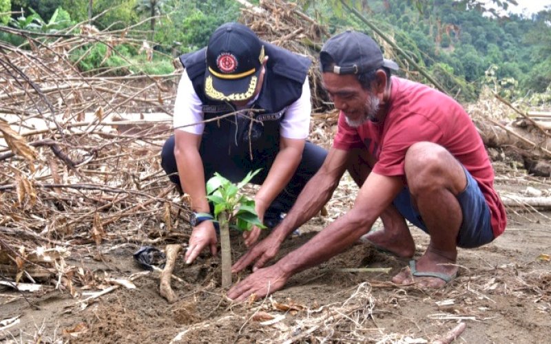 TANAM POHON. Pj Gubernur Sulsel, Bahtiar Baharuddin (kiri), bersama warga menanam pohon. Pj Gubernur Sulsel menerbitkan Surat Edaran tentang Peningkatan Kepedulian Warga Masyarakat untuk Kebersihan dan Penghijauan Lingkungan. foto: istimewa