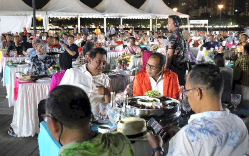 PERTEMUAN. Pj Gubernur Sulbar Bahtiar Baharuddin bersama Wali Kota Makassar Moh Ramdhan Pomanto saat menghadiri acara alumni STPDN angkatan ke-4 di Lego-lego CPI Makassar, Kamis (23/5/2024) malam. foto: istimewa
