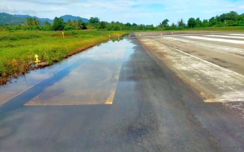 TERGENANG AIR. Kondisi runway Bandara Tampa Padang Mamuju tergenang air seperti terekam Rabu (29/5/2024) sore. foto: istimewa