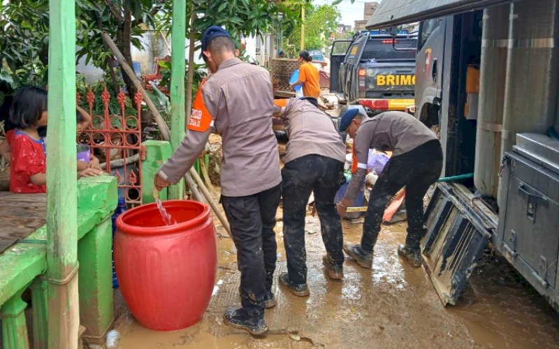 BANTUAN. Tim SAR Batalyon C Pelopor Satbrimob Polda Sulsel menurunkan mobil penjernih air atau mobil Water Treatment untuk membantu korban terdampak banjir di Kabupaten Wajo. foto: istimewa