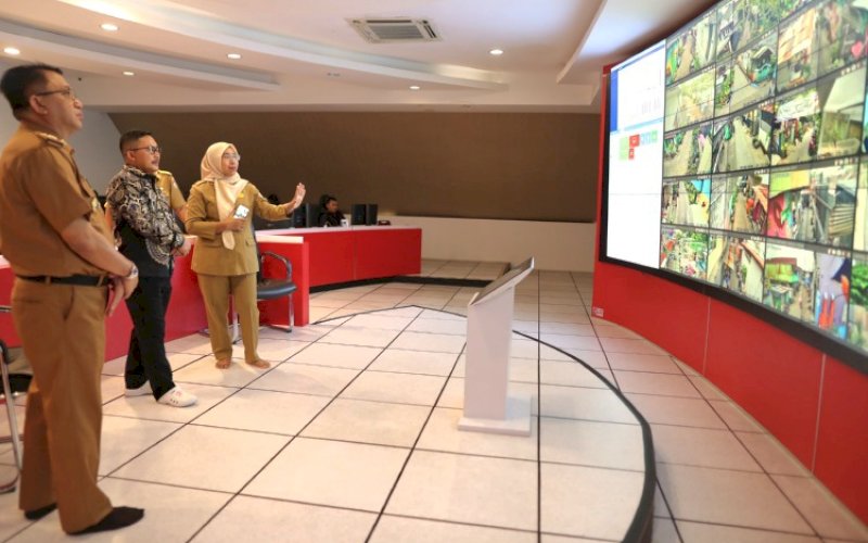 KUNJUNGAN. Bupati Banggai, Amirudin Tamoreka, melakukan kunjungan ke War Room Pemkot Makassar untuk mempelajari penerapan konsep Smart City di Kota Makassar, Selasa (28/5/2024). foto: istimewa