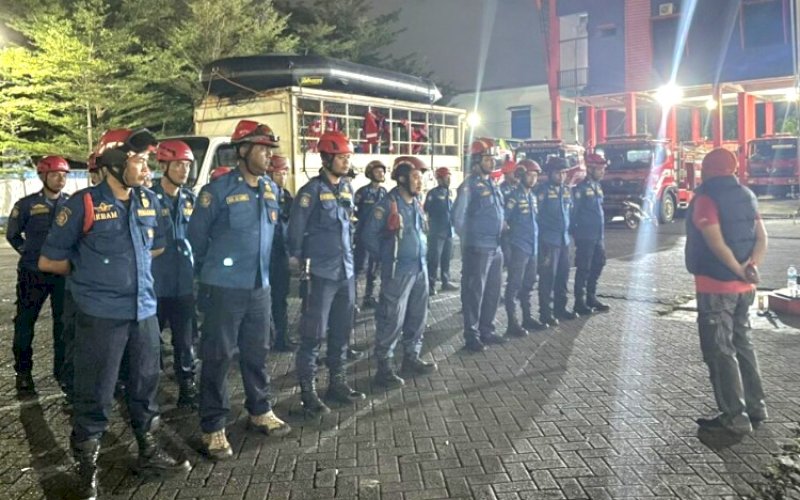 PELEPASAN. Kepala Dinas Damkarmat Kota Makassar, Hasanuddin, beserta jajarannya melepas 22 orang personel rescue menuju Kabupaten Enrekang dan Kabupaten Luwu, Sabtu (4/5/2024) Pukul 01.00 WITA, guna bergabung dalam proses evakuasi korban bencana banjir dan longsor. foto: istimewa