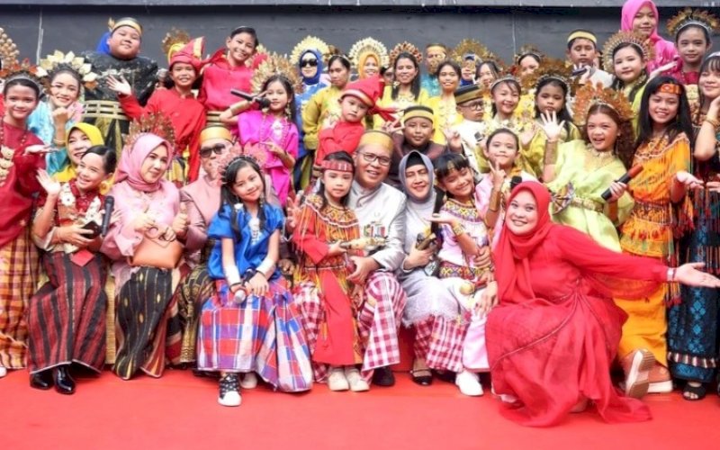 HARDIKNAS. Bunda PAUD Kota Makassar, Indira Jusuf Ismail, turut hadir menyemarakkan Upacara Peringatan Hardiknas 2024 Pemkot Makassar di Anjungan Pantai Losari Makassar, Kamis (2/4/2024). foto: istimewa