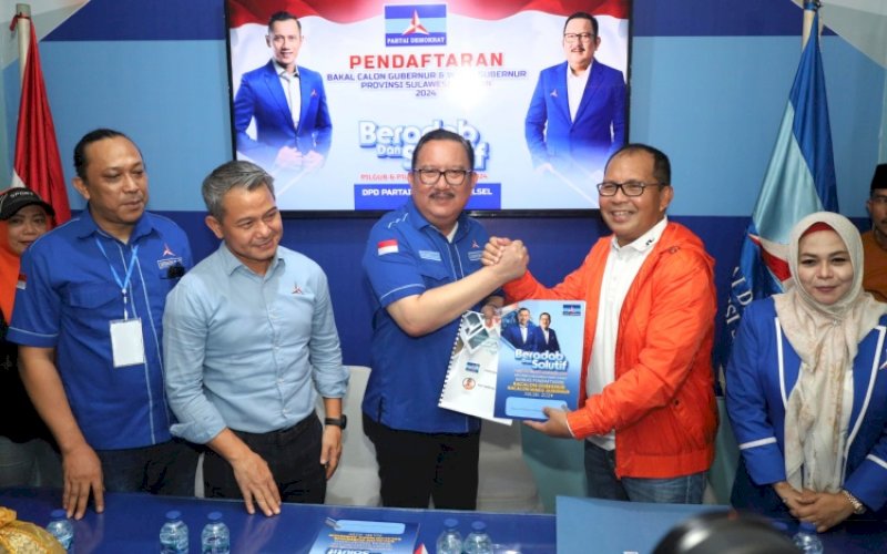 KEMBALIKAN FORMULIR. Moh Ramdhan Pomanto mengembalikan formulir pendaftaran sebagai Bakal Calon Gubernur Sulsel 2024 di Kantor DPD Demokrat Sulsel, Kota Makassar, yang diterima langsung Ketua DPD Demokrat Provinsi Sulsel, Ni'matullah, Kamis (23/5/2024). foto: istimewa