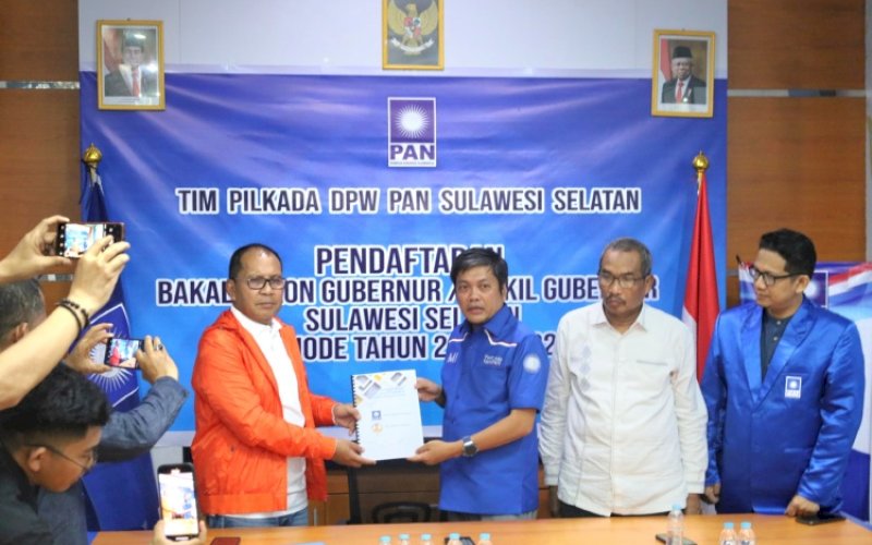 KEMBALIKAN FORMULIR. Moh Ramdhan Pomanto mengembalikan berkas pendaftaran Bakal Calon Gubernur Sulsel periode 2024-2029 di Partai DPW PAN Sulsel diterima langsung Ketua Desk Pilkada DPW PAN Sulsel, Andi Muhammad Irfan AB, Kamis (23/5/2024). foto: istimewa