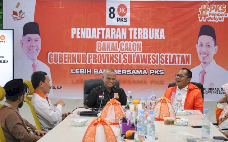 PENGEMBALIAN FORMULIR. Moh Ramdhan Pomanto mengembalikan formulir pendaftaran Bakal Calon Gubernur Sulsel 2024-2029 diterima Ketua MPW PKS Sulsel Mallarangan Tutu di Kantor DPW PKS Sulsel, Kamis (23/5/2024). foto: istimewa