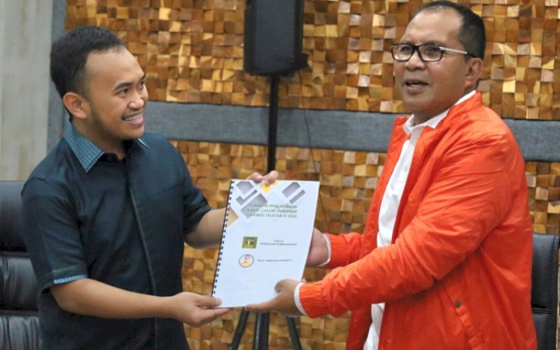 KEMBALIKAN FORMULIR. Moh Ramdhan Pomanto mengembalikan formulir pendaftaran Bakal Calon Gubernur Sulsel 2024-2029 di Partai PPP Sulsel, yang diterima langsung Ketua PPP Sulsel, Imam Fauzan Amir Uskara. Kamis (23/5/2024). foto: istimewa