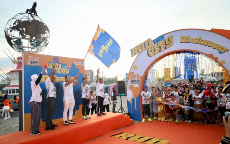 PELEPASAN. Wali Kota Makassar Moh Ramdhan Pomanto, melepas ribuan Peserta Run The City Makassar LPS Monas Half Marathon 2024 di Tugu MNEK CPI, Makassar, Sulsel, Minggu (19/5/2024). foto: istimewa