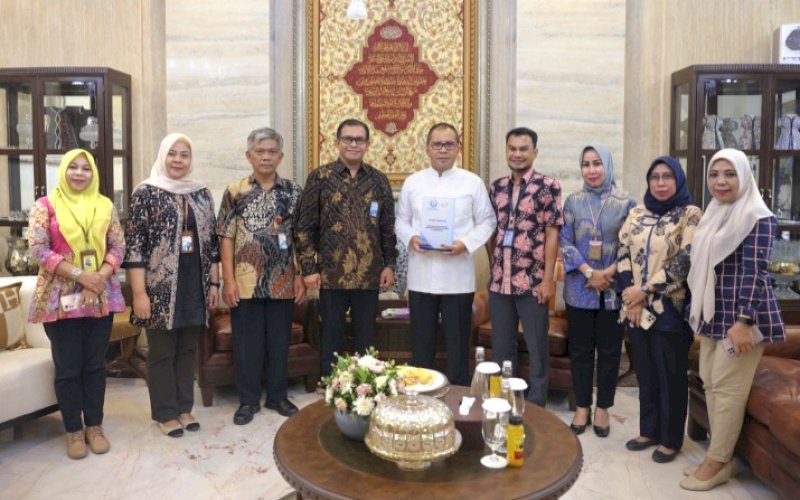 PERTEMUAN. Wali Kota Makassar Moh Ramdhan Pomanto menerima kunjungan Plt Kepala Balai Besar Karantina Ikan, Pengendalian Mutu, dan Keamanan Hasil Perikanan (KIPM) Makassar Mohammad Zamrud di Jl Amirullah, Kota Makassar, Jumat (3/5/204). foto: istimewa