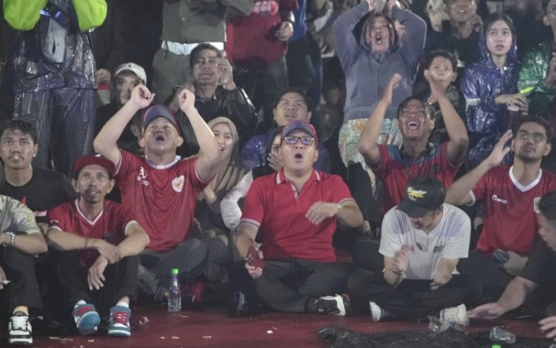 NOBAR. Wali Kota Makassar, Moh Ramdhan Pomanto, bersama dengan masyarakat merayakan keakraban dan semangat kebangsaan saat Nonton Bareng (Nobar) pertandingan perebutan juara 3 AFC U-23 Asian Cup 2024 atau Piala Asia U-23 2024 antara Indonesia kontra Irak, Kamis (2/5/2024) malam. foto: istimewa