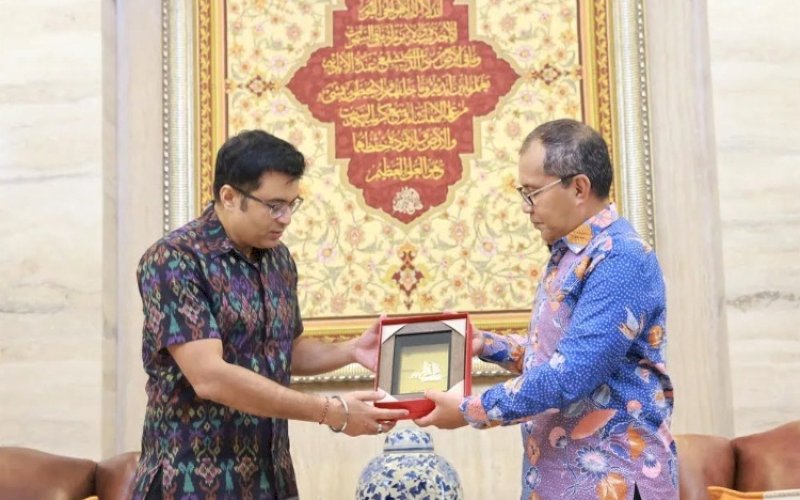 PERTEMUAN. Wali Kota Makassar Moh Ramdhan Pomanto menerima kunjungan Konjen India Shashank Vikram di kediamannya, Rabu (8/52024). foto: istimewa