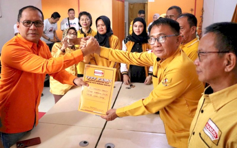PENYERAHAN. Ketua DPD Hanura Sulsel Amsal Sampetondok menyerahkan surat rekomendasi dari DPP Hanura kepada Bakal Calon Gubernur Sulsel Moh Ramdhan Pomanto di Kantor DPD Hanura Sulsel, Jl AP Pettarani, Kota Makassar, Rabu (29/5/2024). foto: istimewa
