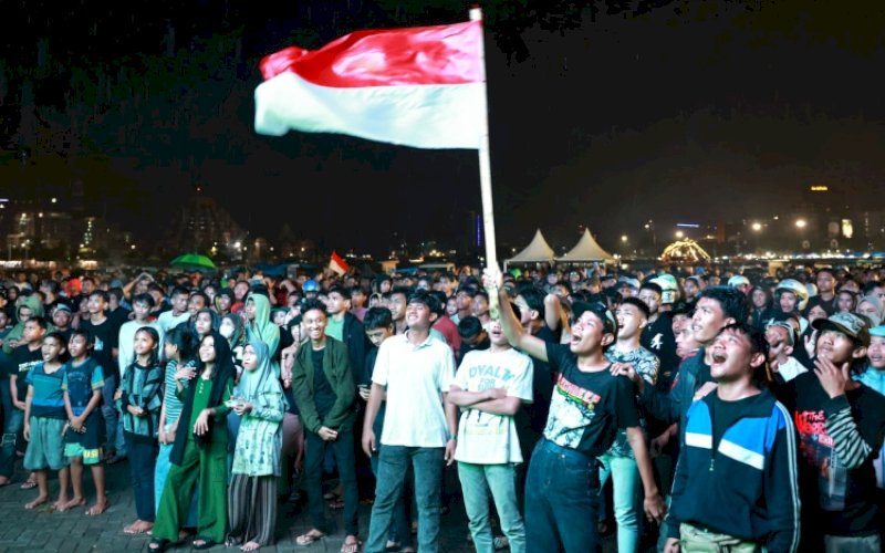 NOBAR. Suasana Nonton Bareng (Nobar) pertandingan perebutan juara tiga AFC U-23 Asian Cup 2024 atau Piala Asia U-23 2024 antara Indonesia kontra Irak di Tugu MNEK Kawasan CPI Makassar, Jumat (3/5/2024) dini hari. foto: istimewa