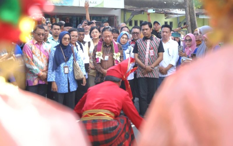 SAMBUTAN. Pj Sekda Kota Makassar Firman Hamid Pagarra menyambut langsung tim verifikasi Kampung KB Berkualitas dipimpin langsung Penyuluh KB Ahli Utama sekaligus Ketua Tim Verifikasi BKKBN Pusat Eli Kusnaeli di Kampung KB Nusa Indah, Kecamatan Tallo, Kota Makassar, kamis (30/5/2024). foto: istimewa