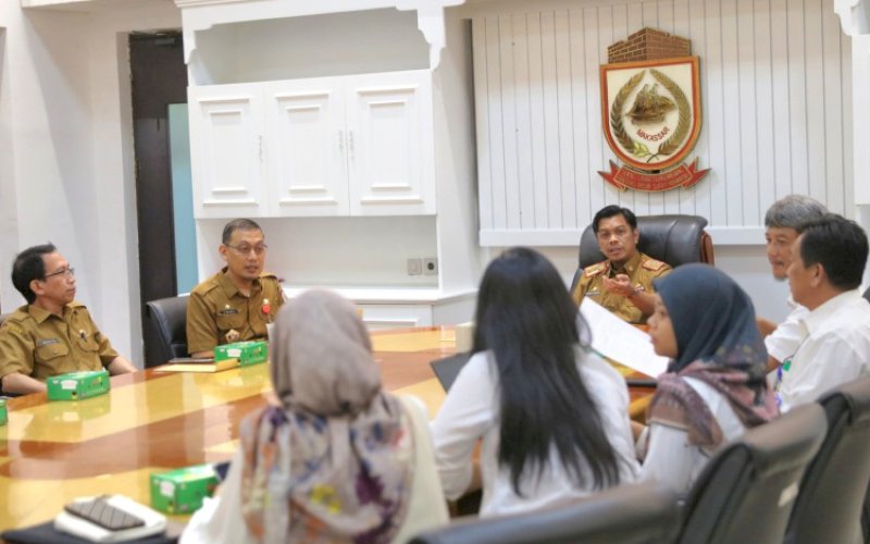 PERTEMUAN. Pj Sekda Kota Makassar, Firman Hamid Pagarra, menerima kunjungan tim BPKP Perwakilan Sulsel di Ruang Rapat Sekda, Balai Kota Makassar, Senin (20/5/2024). foto: istimewa