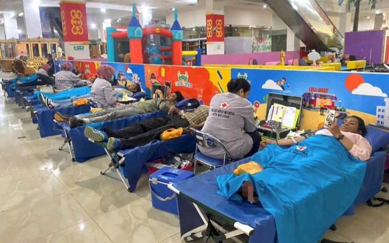 DONOR DARAH. PT Gowa Makassar Tourism Development, Tbk (GMTD) bersama PMI Kota Makassar kembali menggelar donor darah di Main Hall Mall GTC Makassar, Rabu (8/5/2024). foto: istimewa