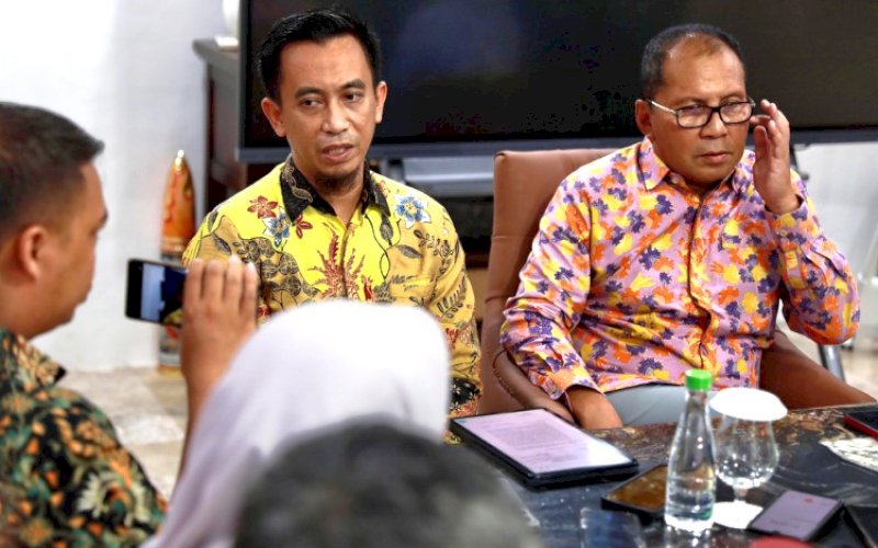BERI KETERANGAN. Kepala DPMPTSP Kota Makassar, Helmy Budiman (kiri), memberikan keterangan kepada media terkait kehadiran W Super Club Makassar, Kamis (30/5/2024). foto: istimewa