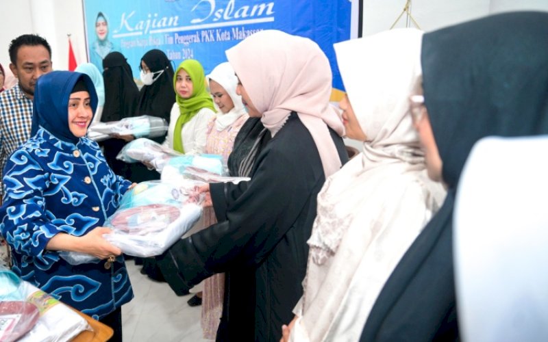 PENYERAHAN. Ketua TP PKK Kota Makassar, Indira Jusuf Ismail, menyerahkannya secara langsung sumbangan paket kain kafan ke seluruh PKK Kecamatan se-Kota Makassar di sela-sela Kajian Islam yang helat Pokja I di Auditorium PKK Kota Makassar, Kamis (23/5/2024). foto: istimewa