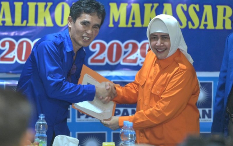 KEMBALIKAN FORMULIR. Indira Jusuf Ismail mengembalikan formulir pendaftaran Bakal Calon Wali Kota Makassar diterima langsung Ketua DPD PAN Kota Makassar, Hamzah Hamid di Sekretariat PAN Kota Makassar, Kamis (23/5/2024). foto: istimewa
