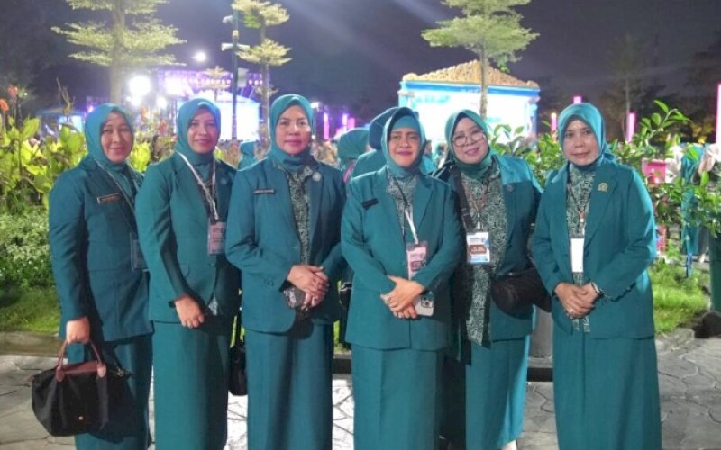 HKG PKK. Ketua TP PKK Kota Makassar, Indira Jusuf Ismail, turut menghadiri puncak peringatan Hari Kesatuan Gerak (HKG) PKK ke-52 yang berlangsung di Taman Balekambang, Kota Solo, Jateng, Kamis (16/5/2024) malam. foto: istimewa