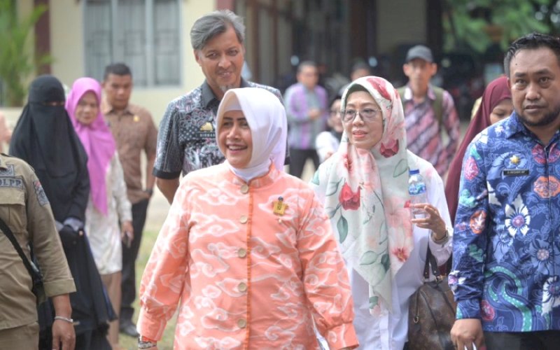 PENINJAUAN. Ketua TP PKK Kota Makassar, Indira Jusuf Ismail, meninjau langsung kondisi lapangan di Kelurahan Manggala, Kecamatan Manggala, Kota Makassar dalam rangka persiapan Lomba Kelurahan Terpadu 2024, Kamis (30/5/2024). foto: istimewa