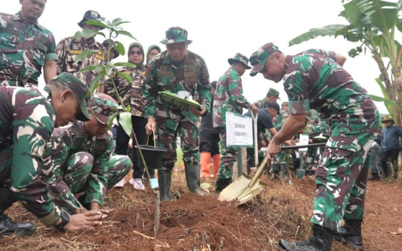 TANAM POHON. Kodim 1408/Makassar menanam sebanyak 500 pohon buah di atas lahan seluas 4 hektare yang dipusatkan di Kelurahan Laikang, Kecamatan Biringkanaya, Kota Makassar, Sabtu (4/5/2024). foto: istimewa