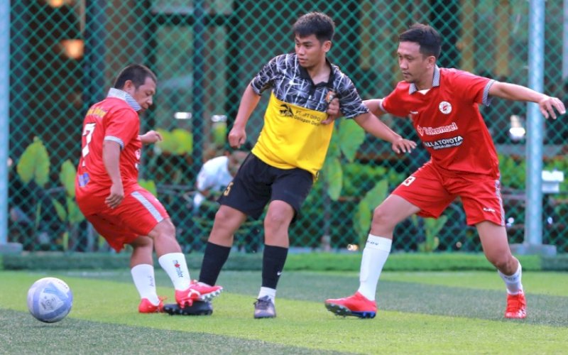 KETAT. Laga ketat antara Media FC (merah) dengan Polrestabes FC pada babak penyisihan grup Turnamen Mini Soccer Kapolrestabes Cup 2024 yang digelar di Sapta Mini Soccer, Jl AP Pettarani, Kota Makassar, Kamis (16/5/2024). foto: istimewa