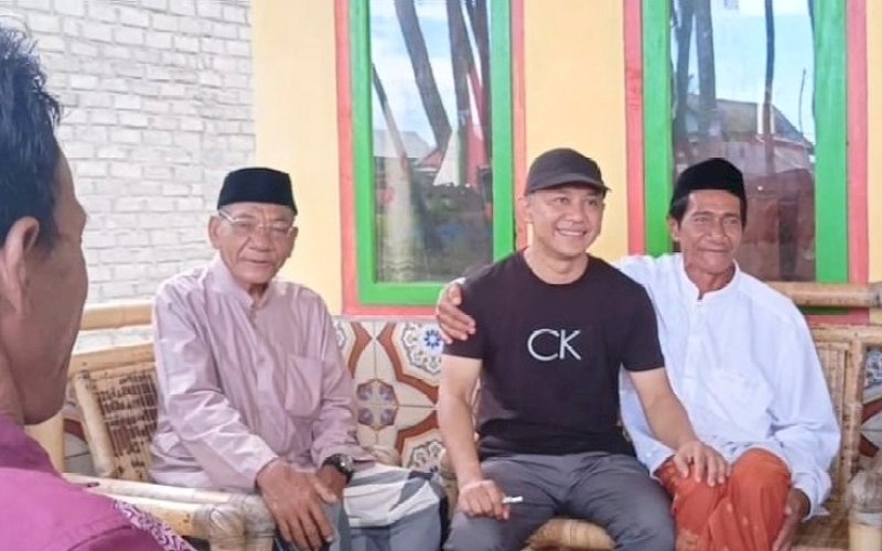 OBROLAN. Bakal calon Bupati Kabupaten Kepulauan Selayar 2024, Muh Natsir Ali, saat melakukan obrolan dengan beberapa tokoh masyarakat Selayar, Kamis (9/5/2024). foto: istimewa