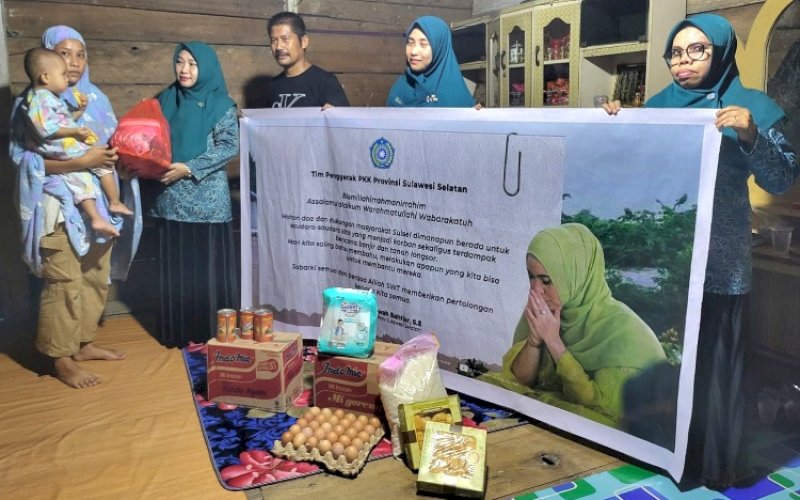 BANTUAN. Bantuan Tim Penggerak PKK Provinsi Sulsel telah tersalurkan kepada warga terdampak banjir dan tanah longsor di Kabupaten Luwu, Wajo, Enrekang, Pinrang, dan Wajo. foto: istimewa