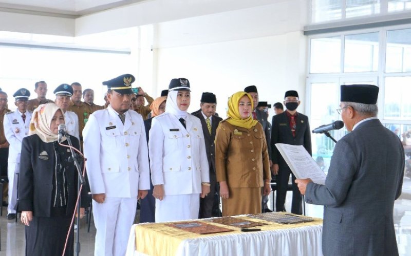 PELANTIKAN. Sekda Kabupaten Bulukumba, Muh Ali Saleng, melantik puluhan pejabat eselon II, III, dan IV di Aula Kahayya Gedung Pinisi Bulukumba, Senin (6/5/2024). foto: istimewa